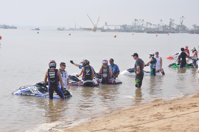 组织团员开展蚝情节、水上摩托公开赛摄影比赛活动